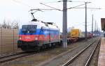 1116 084 mit einem Containerzug bei der Ausfahrt aus dem Bahnhof Marchtrenk am 21.