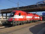 EM-TAURUS 1116 005-8 sterreich im Hauptbahnhof von Wiener Neustadt steht zur Abfahr nach Linz bereit. Der Personenzug besteht aus einem CityShuttle-Steuerwagen, CityShuttle-Wagen und Modularwagen. 04.04.09