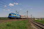 Werbelok 1116 029 mit IC 548 bei Hrsching. Aufgenommen bei fast wolkenlosem Himmel am 02. Mai 2009.