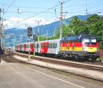 REX 5576 bei der Ausfahrt aus Hohenems, in der Ferne sieht man IC119 herannahen.