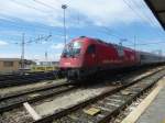 E 190 016 fhrt am 30.Mai 2013 durch den Bahnhof Verona P.N.