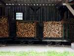  Jede Menge Holz vor der Hütte  bei einer (stillgelegten) Feldbahn am Bhf. 
Grünburg; 210717