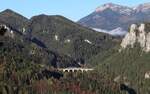 Als R7510 von Semmering nach Payerbach-Reichenau überquert der 4024 045 am 28.10.2022 den Kalte-Rinne Viadukt kurz vor dem Bahnhof Breitenstein.