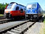 ÖBB vs. raildox, bzw. Siemens vs.Bombardier, oder 4744052 passiert in Vöcklamarkt als R5062 die abgestellte 187 317-3 von raildox; 220618