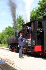 Kurz vor der Abfahrt des Personenzuges in Steyr Lokalbahnhof in Richtung Grünburg am 11.5.2024 wird mit dem Fahrdienstleiter noch ein schnelles Gespräch geführt bevor die Fahrt der