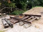 Gleisendstück mit unterschiedlichen Schwellenarten wurde im Zuge des Bahnhofumbaues in Ried zur Seite gelegt; 250823