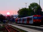 8073 049-3 ist bei Sonnenaufgang als REX5944 am Bhf.