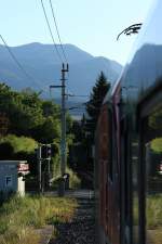 Blick auf eine SZ 541, den Bahnbergang in der Villacher Gterumfahrung und die Berge aus einem slowenischen ABl mit ffnungsbaren Fenstern.