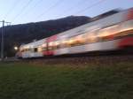 R 4618 (Villach Hbf - Lienz) am Abend des 31.10.2014 bei der Abfahrt in Berg im Drautal.