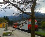 Frühlingsbeginn an der Haltestelle Berg im Drautal. Die ersten Knospen am Baum blühen gerade auf. Im Hintergrund zu sehen ist R 4863 (Lienz - Spittal-Millstättersee). (23.4.2015)