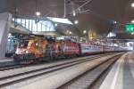 1016 048  Niederösterreichischer Landesfeuerwehrverband  vor dem IC 740 von Wien Flughafen nach Salzburg, wartet in Wien Hbf.