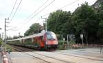 Railjet 66 (Budapest Keleti pu-Mnchen Hbf) passiert den Bahnbergang Hietzinger Hauptstrae/Wien.