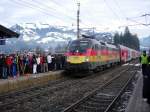Die EM Lokomotive Deutschland fhrt mit einem Doppelstock City-Shuttle nach Wrgl in Kitzbhel ein.