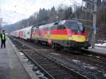 Die EM Lokomtive fr Deutschland der BB fhrt gerade mit ihrem Sonderzug dem hahnenkammexpress aus dem Bahnhof Kitzbhel in Richtung St.