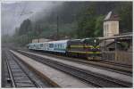 Anl�sslich des internationalen Dieselloktreffens am 10.6.2012 in M�rzzuschlag kam extra aus Slowenien 661-032, welche 1960 von EMD-GMC in den USA gebaut wurde, mit einem Sonderzug aus Laibach angereist. Sie war bei diesem Treffen im Endeffekt leider die einzige Lok einer ausl�ndischen Bahnverwaltung. Neben 661-032 ist heute in Slowenien nur noch 661-164 betriebsbereit. Loks aus Ungarn, Tschechien, etc., welche im Vorfeld angek�ndigt waren, scheuten anscheinend die hohen Kosten, die mittlerweile solche Sonderz�ge verursachen. Neben einigen Loks, die heute noch planm��ig auf den �BB Dienst versehen reiste auch 2050 009 und 2050 004 mit einem Sonderzug aus Wien an. Das Foto zeigt 661-032 mit ihrem Sonderzug Sdz R 14868 von Laibach nach M�rzzuschlag am 10.6.2012 im str�menden Regen bei der Durchfahrt in Wartberg im M�rztal.