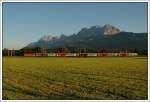 Das erste Foto unserer Fototour vom 16.7.2007 - REX 1503 von Wrgl Hbf. nach Schwarzach-St.Veit aufgenommen mit den ersten Sonnenstrahlen an diesem Tag zwischen Oberndorf in Tirol und St.Johann in Tirol. Und jetzt drft ihr drei Mal raten, um welchen Berg es sich im Hintergrund handelt *g*