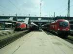 ...Wer darf zuerst Wels verlassen? Der Eurocity in die Schweiz, der Regionalzug auf Gleis 3 oder der Gterzug? Der EC auf Bahnsteig 2 hatte Probleme mit einer Tre, fuhr aber trotz Offenbleibens