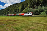 Mit dem Steuerwagen voraus fährt der REX 1507 (Innsbruck Hbf - Saalfelden - Salzburg Hbf), nahe Mitterberghütten vorüber.