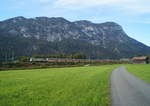 1016 020  100% grüner Bahnstrom  mit einem ARS-Altmann-Autozug nach Italien bei Langkampfen, 29.09.2019.