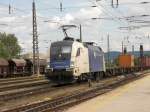 Die ES 64 U2 - 027 der Wiener Lokalbahnen fuhr am 28.08.2006 durch den Bahnhof von Tulln.