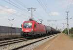 Mit aufgeklappten hrchen kam 1116 260-9 mit  Europischer Lokfhrerschein -Werbung und Kesselwagenzug durch Wien Haidestrae. Aufgenommen am 04.07.2012.