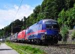 Die 1116 195-9  Nightjet Lok  der ÖBB und eine Schwestermaschine vor einem Güterzug kurz nach der Ausfahrt aus dem Bahnhof Kufstein in Richtung München am 11.07.17