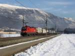 Die 1116 104 mit einer RoLa am 29.01.2011 unterwegs bei Schwaz.