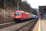 Im Bahnhof Leoben Hbf wartet am 25.2.2024 die 1116 169 mit einem Trafotransport von (Ljubljana-) Werndorf nach Linz Stahlwerke auf die Vorfahrt dreier Schnellzüge und die anschließende Weiterfahrt.
Diese Transporte werden wegen dem Begegnungsverbot und dem öfteren Fahren am Gegengleis fast ausschließlich an Sonntagen durchgeführt.