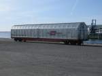 Dieser Schiebewandwagen Habbiins 31 81 2743 375-9 stand am 03.Mrz 2012 im Hafen von Mukran und lie sich durch den Zaun ausfotografieren.