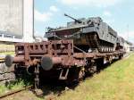 Rgs-uu(31813916917-7)wurde am Bhf. Ried mit zwei ULAN-Panzer beladen; 130508