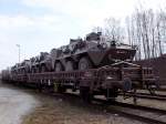 Laads (21814363029-3) wartet am Stutzengleis des Bhf.Ried auf die Entladung der vier Pandur-Panzer;110311