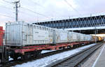 Zwei Spezialwagen vom Typ Slps-x der Rail Cargo Austria, beladen mit Containern für den Mülltransport.
Aufgenommen am 29. Januar 2019 im Bahnhof Krems (Donau).