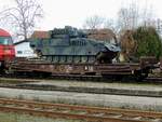 Smms 31 81 4706 037-6 mit Panzer beladen, kurz vor dem Abtransport aus dem Bhf.Ried in Richtung Manöver; 191129