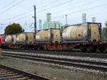 Sggmrrss-y 31 81 4932 421-8, passiert mit Tankcontainer beladen, den Bhf.