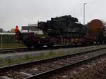 Smms 31 81 4706 031-9  mit Panzer beladen, bei der Abhholung vom Anschlu�gleis der Zehnerkaserne in Ried; 261012