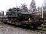 Smms (82 81 47028-2) mit Kampfpanzer ULAN am   Bhf.