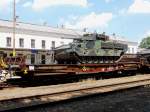 Smms 3181(A-ÖBB)4707025-0 wartet mit Panzer beladen, auf den Abtransport vom Bhf.