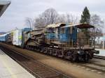 Schwerlasttransportwaggon fr Transformatoren im Bahnhof Gleisdorf (Stmk.) am 20.3.2004 mittags