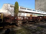 Abraumwagen 40819424767-7, zur Entladung von Betonschwellen am Bhf.