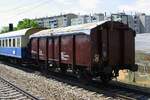 Materialwagen A-KSE 40 81 9408 121-7 (ex Tms) am 01.Mai 2019 als letztes Fahrzeug des, vom Verein Kaltenleutgebner Bahn veranstalteten, SEZ 14727 (Wien Meidling - Waldmühle) bei der Haltestelle