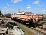 Materialwagen_40 81 9415 286-9(Heimatbf-Landeck), wartet am Bhf. Ried auf eine Verwendung; 210404
