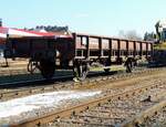 Abraumwagen 9424 746-1; wird am Bhf. Ried von Gleis zu Gleis verschoben; 230228