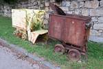 EIMCO Wurfschaufellader, Modell 12B von 1938, und eine Lore erinnern an ein ehemaliges Bergwerk in Neuberg an der Mürz, 7.7.2019  