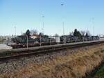 Anschlußgleis der Zehnerkaserne in Ried, entlang der Hausruckbahn, ist fertiggestellt; die ersten 4Waggons(Rs-uu) warten mit Panzer beladen auf den Abtransport; 260328