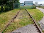 Da fährt kein Zug mehr rein, gemäht nur noch bis zum Tor;  So präsentiert sich nun das Anschlußgleis der ehemaligen Fa.