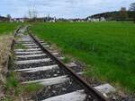 Schon ein paar Meter nach dem Bhf. Redl-Zipf an besagter stillgelegter Anschlußbahn die Ansicht zu dieser namhaften österr. Brauerei; 160417