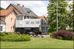 Nächst dem Bahnhof Köflach schmückt eine kleine Diesellok den Kreisverkehr.