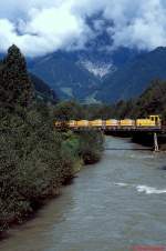 Ein Zug der Diabasbahn Saafelden berquert im Juni 2000 auf ihrem Weg vom Diabaswerk zur Umladung im Bahnhof Saalfelden die Saalach