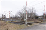 Ein kleiner Bahnübergang nächst den Toren der nicht befahrenen Gleise der AB Mellach wird mit einem Handschranken gesichert .