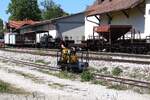 Mit einer Motorlore f�hrt am 2.5.2026 Lokf�hrer Karl-Heinz auf der Stainzer Feldbahn seine Runden.
Die Feldbahn direkt hinter dem Bahnhof Stainz besteht seit den 90er Jahren und weist eine beachtliche Sammlung an Rarit�ten auf.